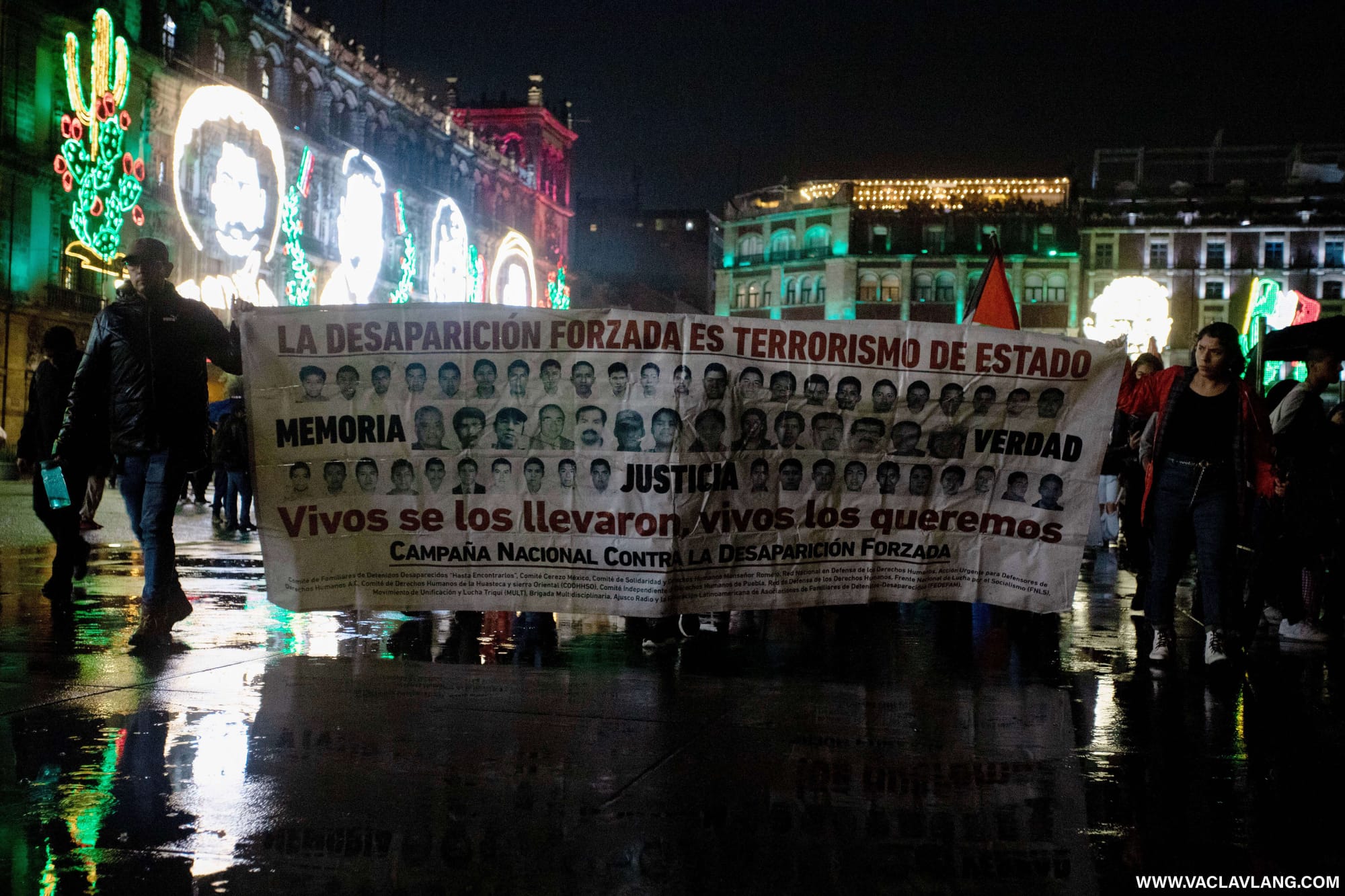 Commemoration of the 43 disappeared students in the main square in front of the presidential palace. (Photo: Václav Lang)